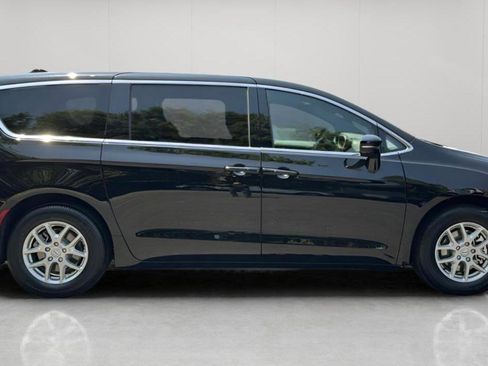 New 2026 Chrysler Pacifica Select image 3