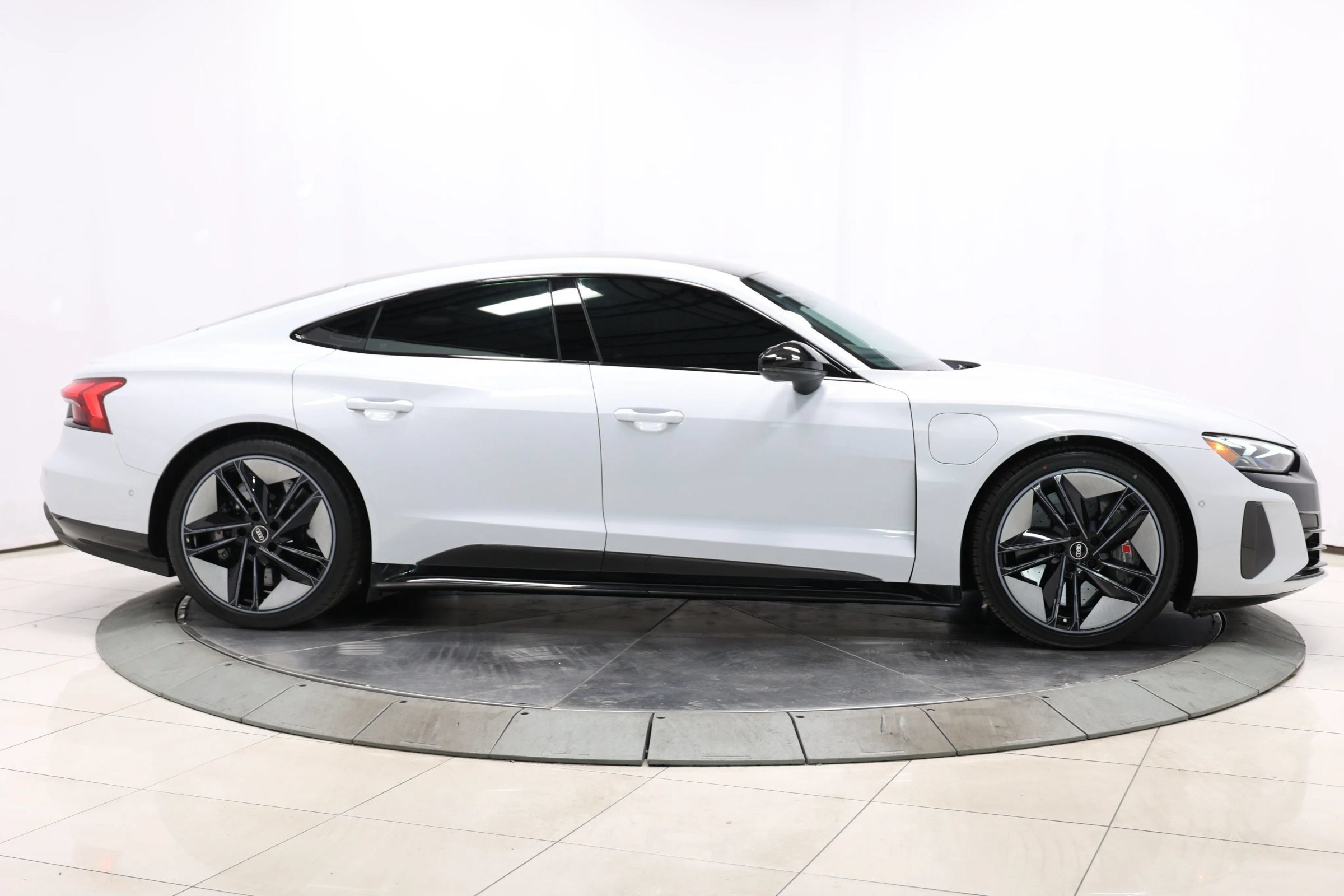Used 2023 Audi RS e-tron GT w/ Carbon Performance Package AWD/4WD image 73