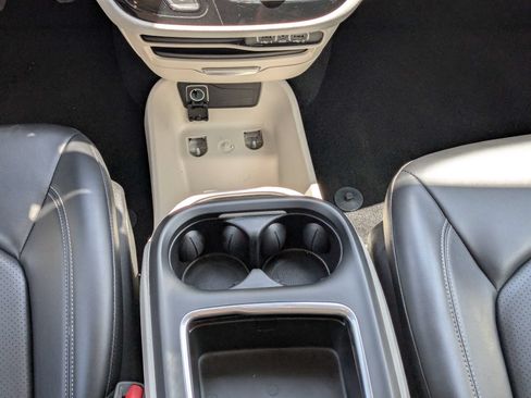 Used 2023 Chrysler Pacifica Touring-L FWD image 21