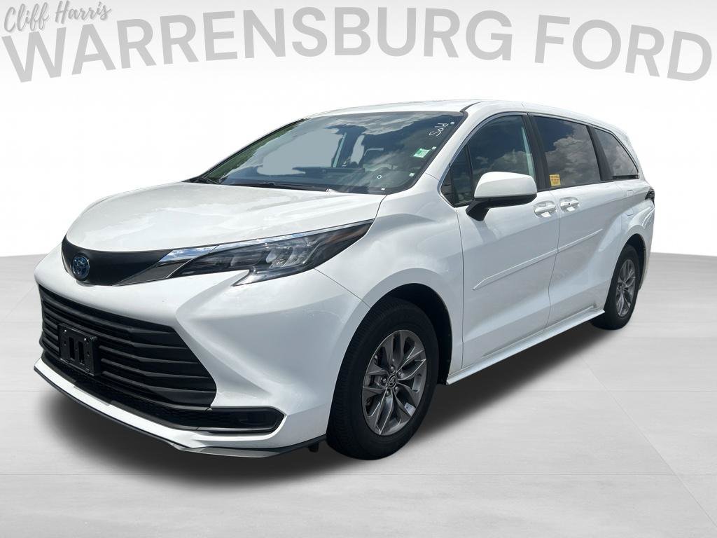 Used 2025 Toyota Sienna LE AWD/4WD image 3