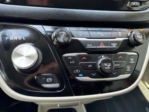 Used 2018 Chrysler Pacifica Touring-L image 23