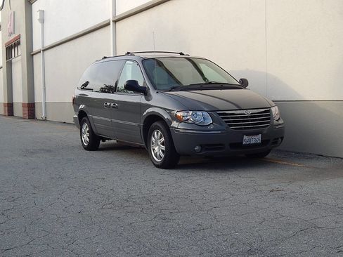 Used 2005 Chrysler Town & Country Touring w/ Luxury Group image 1