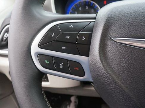 Used 2024 Chrysler Pacifica Touring-L image 22