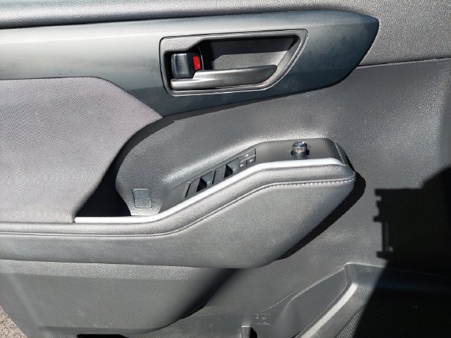 Used 2023 Toyota Highlander L FWD image 33