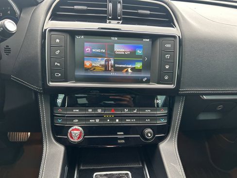 Used 2017 Jaguar F-PACE S image 15