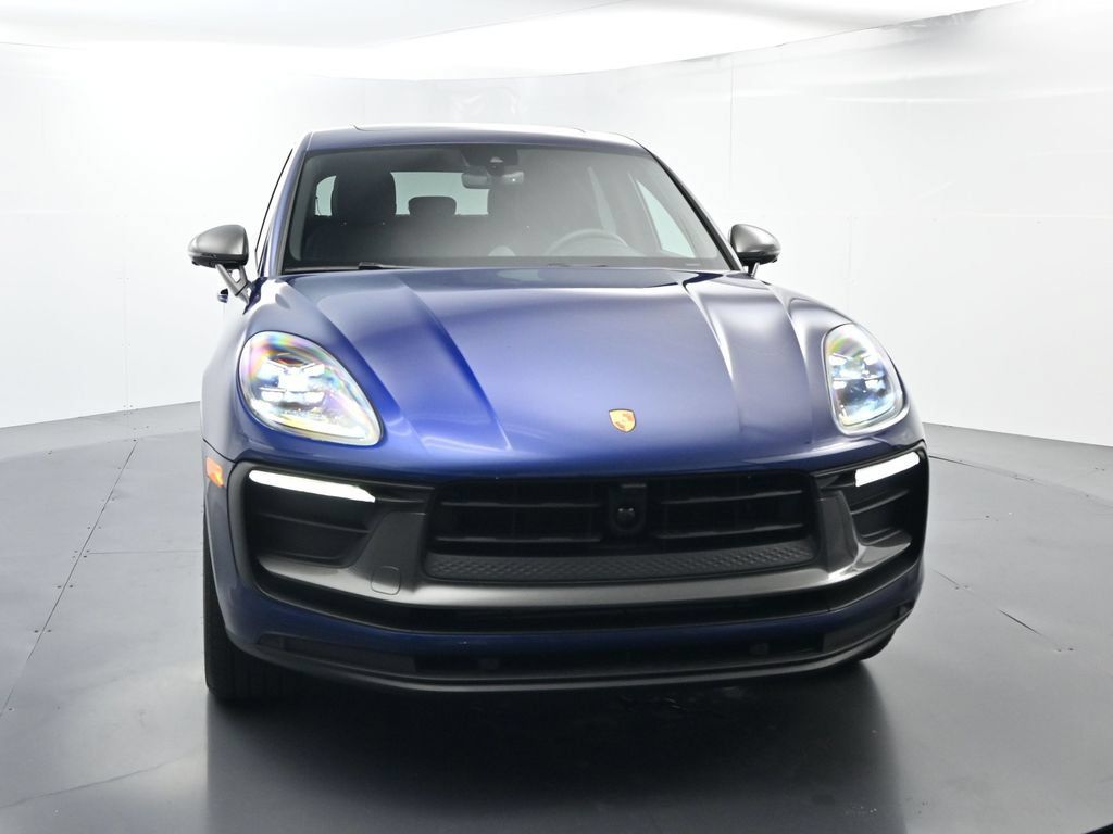 Certified 2025 Porsche Macan AWD/4WD image 18