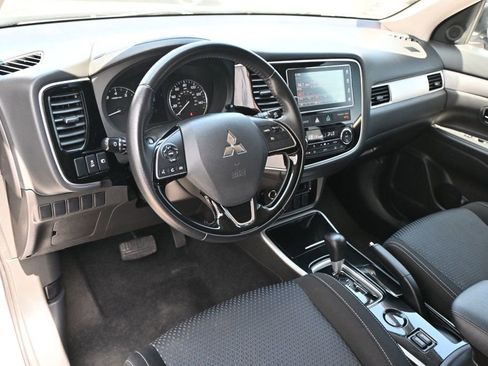 Used 2017 Mitsubishi Outlander SE FWD image 9