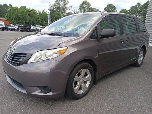 Used 2015 Toyota Sienna L FWD image 7