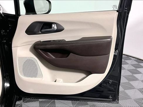 Used 2017 Chrysler Pacifica Touring Plus FWD image 28