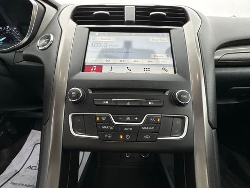 Used 2017 Ford Fusion SE w/ Fusion SE Technology Package image 16