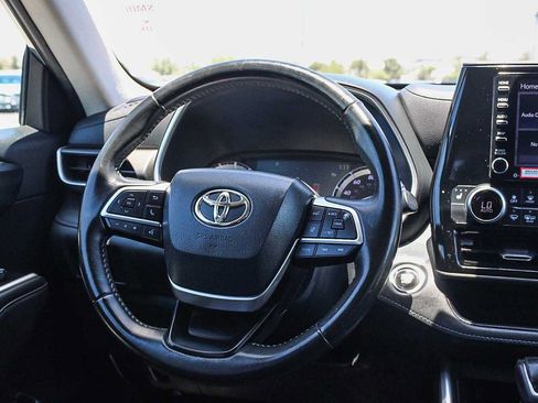 Used 2022 Toyota Highlander XLE FWD image 15
