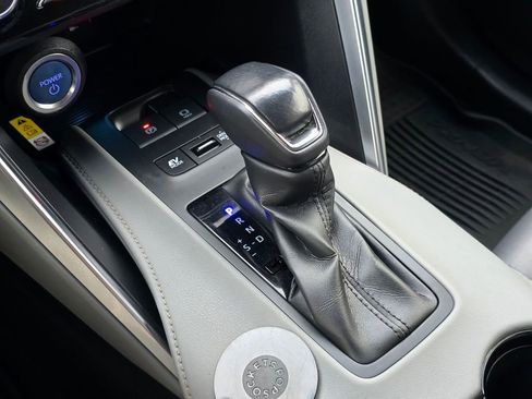 Used 2022 Toyota Venza LE image 35