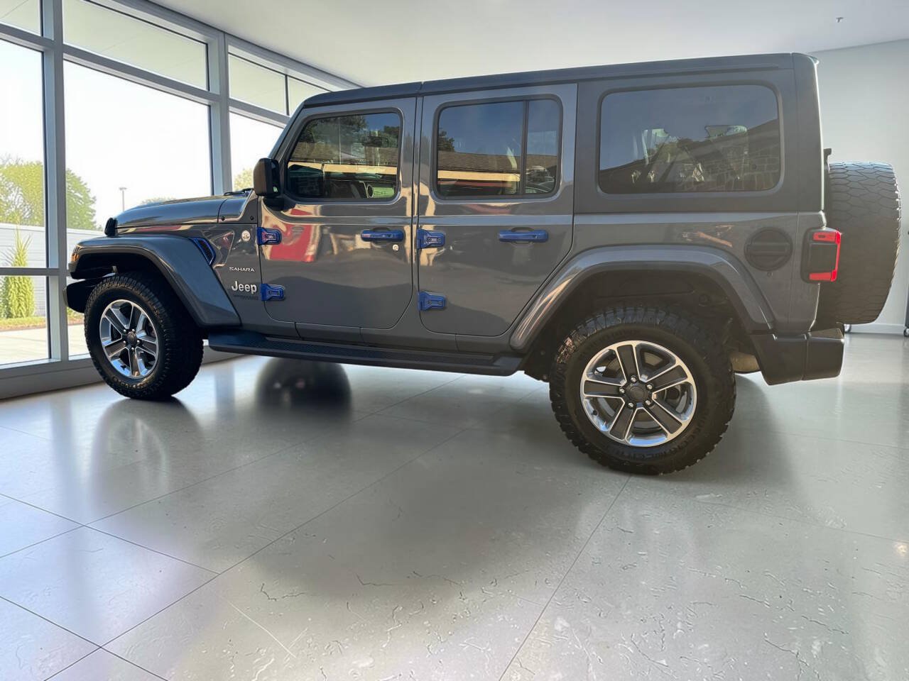 Used 2018 Jeep Wrangler Unlimited Sahara w/ LED Lighting Group AWD/4WD image 2