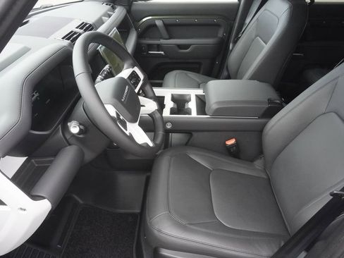 New 2026 Land Rover Defender 130 X-Dynamic SE image 19