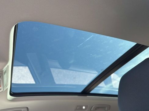 Used 2025 Volkswagen Taos SE image 18