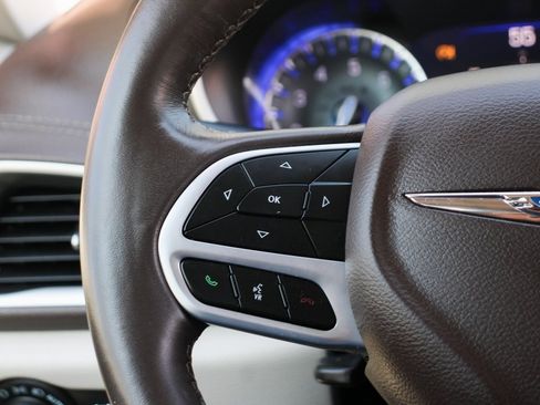 Used 2021 Chrysler Pacifica Touring w/ Uconnect Theater Family Group image 24