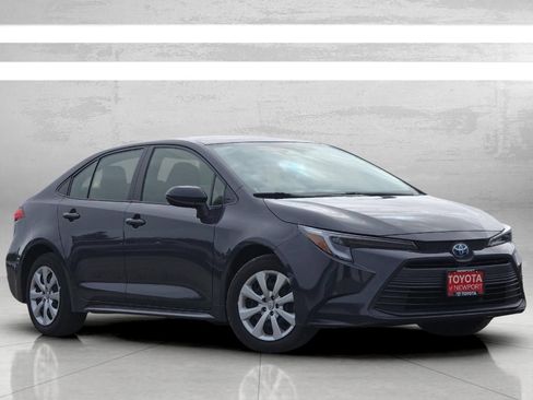 Used 2025 Toyota Corolla LE FWD image 2