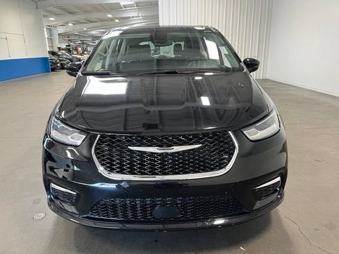 Used 2024 Chrysler Pacifica Touring-L FWD image 8