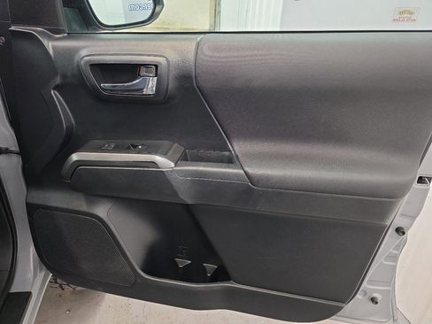 Used 2019 Toyota Tacoma TRD Off-Road image 40