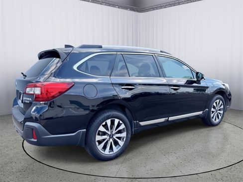 Used 2018 Subaru Outback 3.6R Touring AWD/4WD image 6