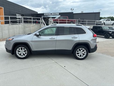 Used 2016 Jeep Cherokee Latitude FWD image 2