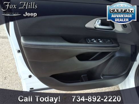 Used 2026 Chrysler Pacifica Select FWD image 15