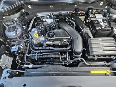 Certified 2025 Volkswagen Taos SE FWD image 25