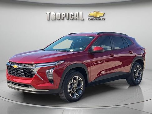 Used 2025 Chevrolet Trax LT FWD image 1