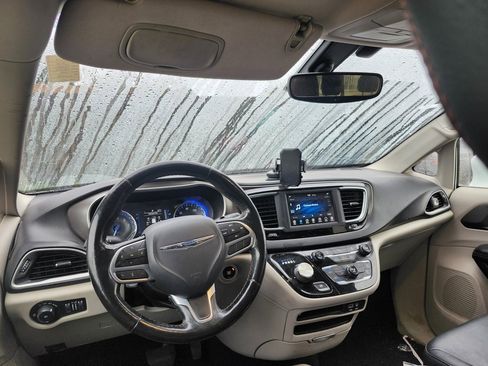 Used 2020 Chrysler Pacifica Touring-L image 10