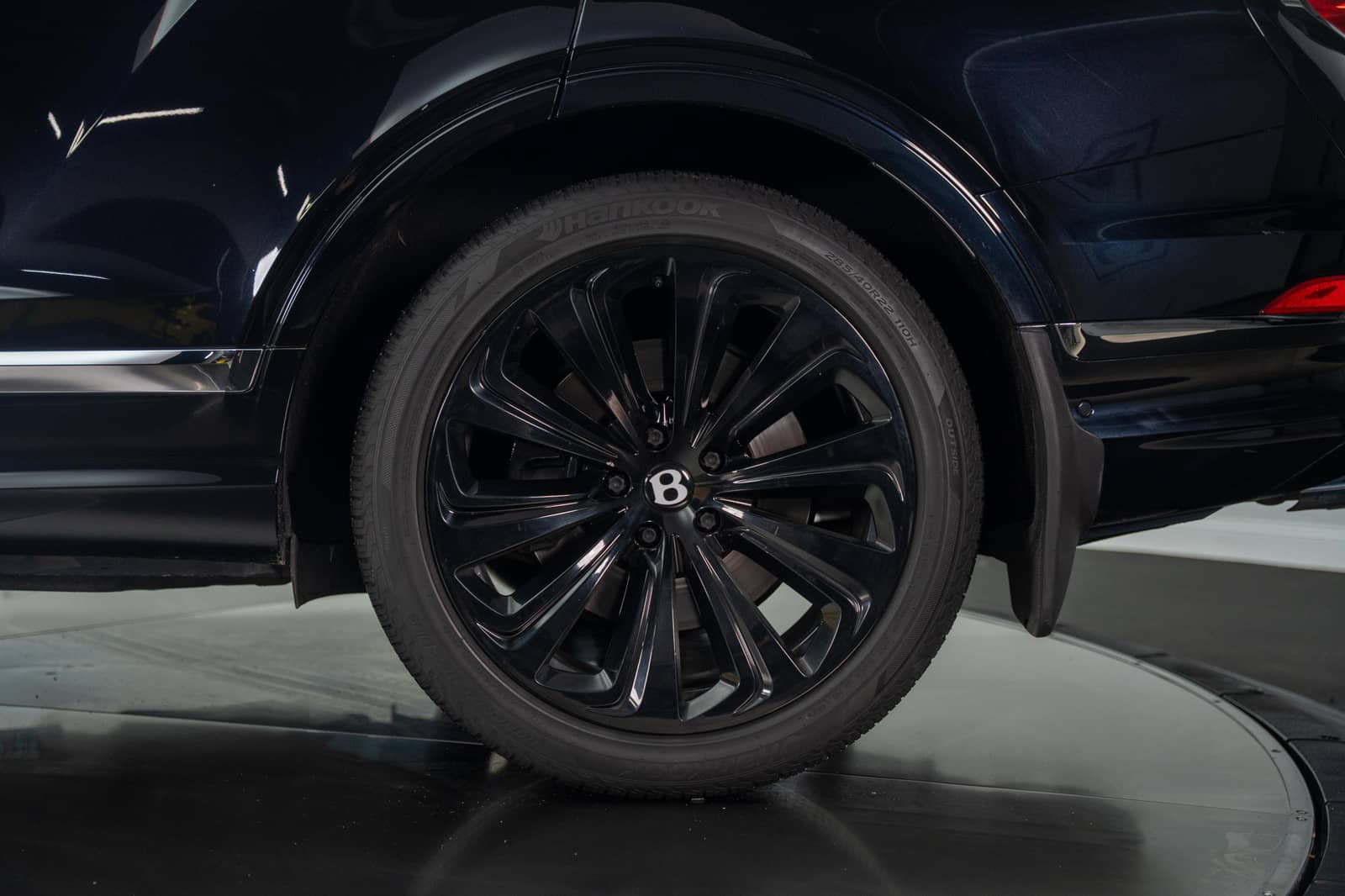 Used 2021 Bentley Bentayga w/ First Edition Specification AWD/4WD image 29
