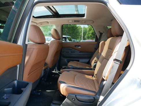 Certified 2025 Nissan Pathfinder Platinum AWD/4WD image 35