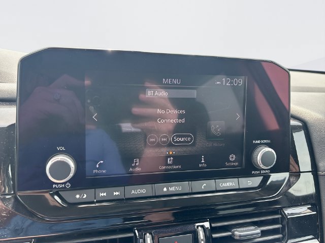 Used 2025 Nissan Pathfinder SV FWD image 16