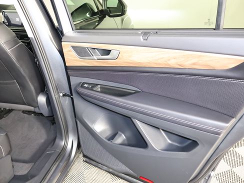 Used 2025 Volkswagen Atlas SE image 41