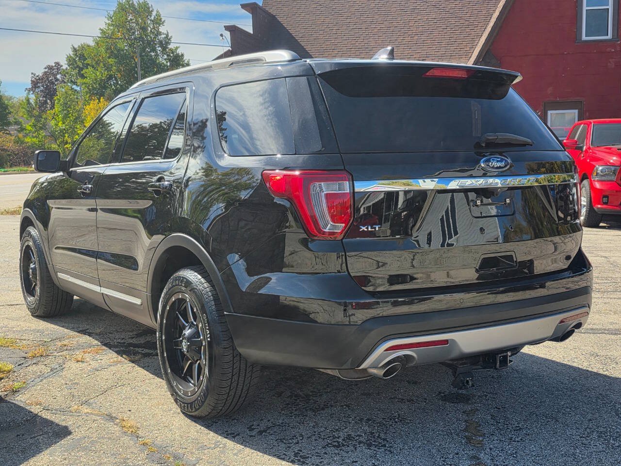 Used 2017 Ford Explorer XLT w/ Equipment Group 202A FWD image 4