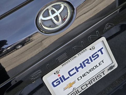 Used 2015 Toyota Sienna XLE w/ XLE Navigation Package image 11