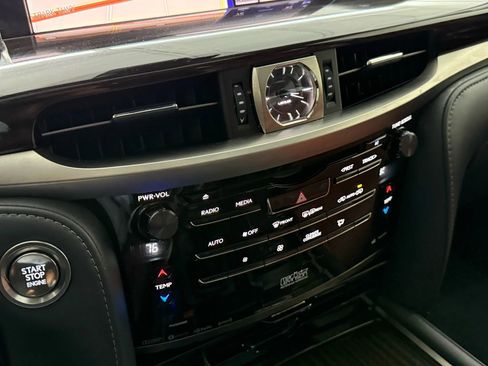 Used 2020 Lexus LX 570 4WD w/ 3rd Row & Luxury Pkg image 32