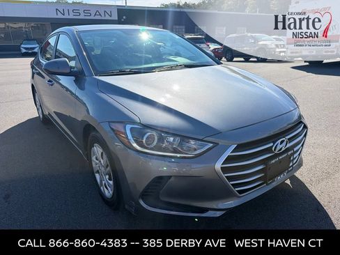 Used 2018 Hyundai Elantra SE w/ SE Connectivity Package 04 FWD image 2