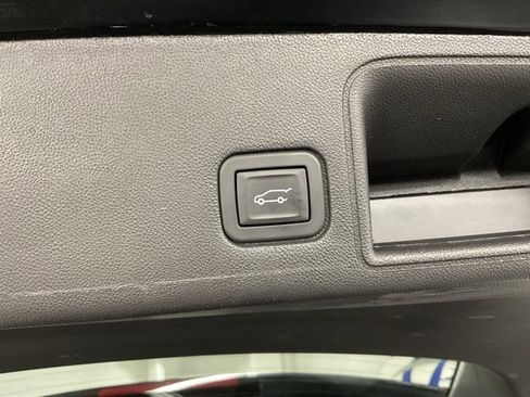 Used 2024 GMC Terrain SLT image 9