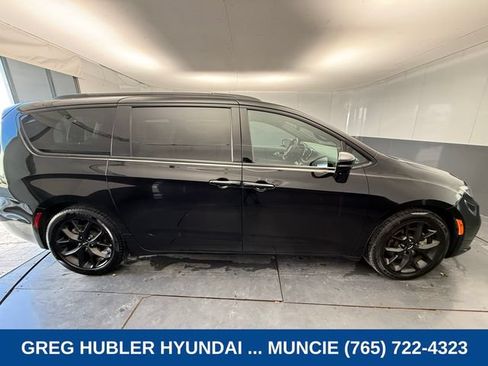 Used 2025 Chrysler Pacifica Limited FWD image 17