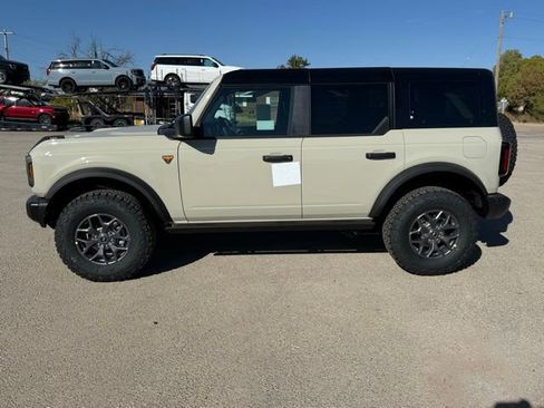 New 2025 Ford Bronco Badlands image 4