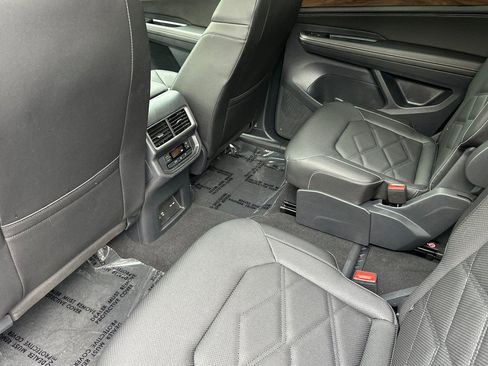 Used 2025 Volkswagen Atlas SE w/ Panoramic Sunroof Package image 11