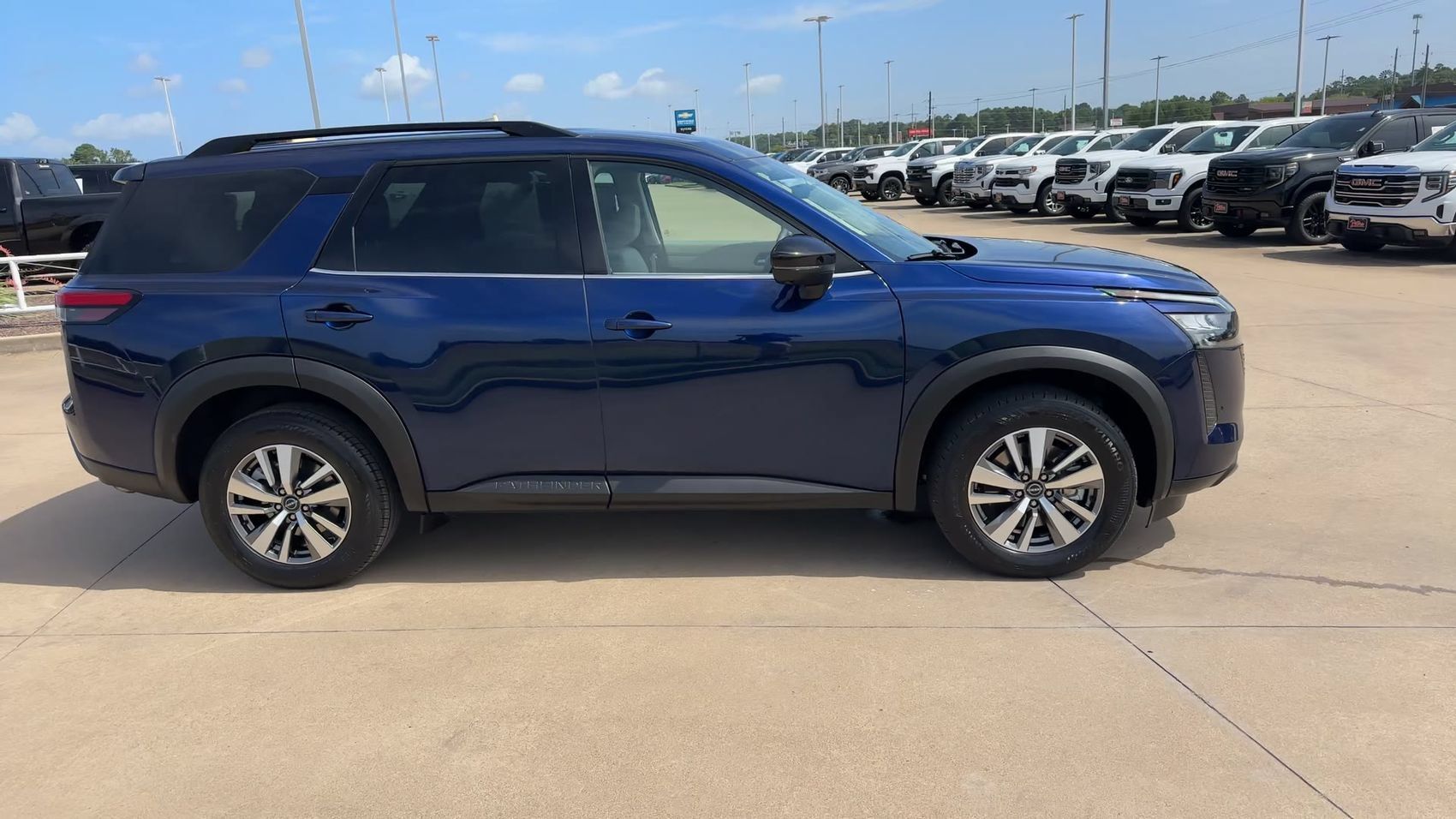 Used 2026 Nissan Pathfinder SL AWD/4WD image 2