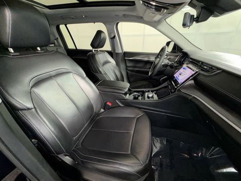 Used 2023 Jeep Grand Cherokee L Limited w/ Luxury Tech Group II AWD/4WD image 28