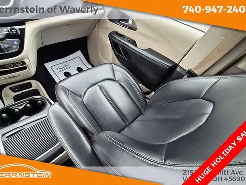 Used 2023 Chrysler Pacifica Touring-L image 15