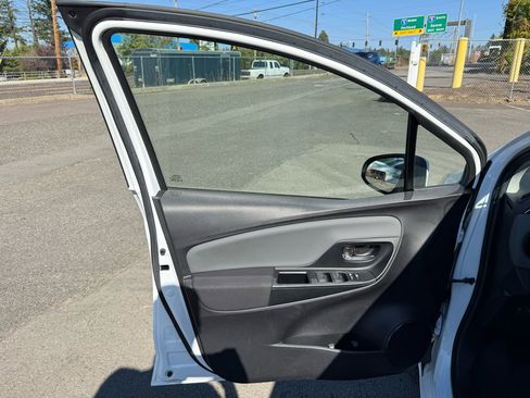 Used 2017 Toyota Yaris SE image 11