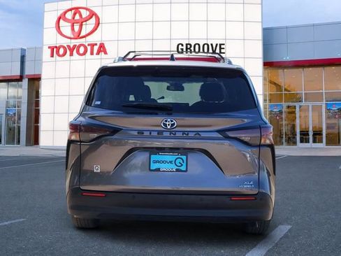 Used 2023 Toyota Sienna XLE FWD image 5