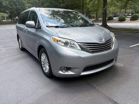Used 2013 Toyota Sienna XLE w/ Premium Pkg FWD image 1
