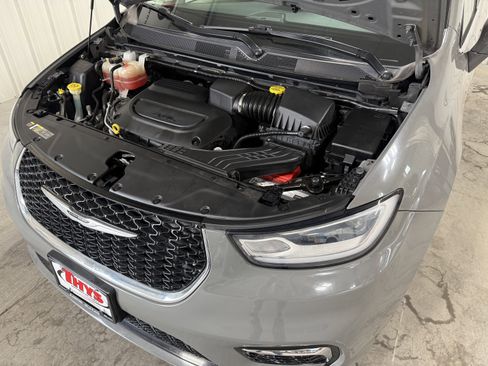 Used 2022 Chrysler Pacifica Touring-L FWD image 15