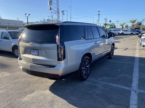 Used 2022 Cadillac Escalade ESV Sport Platinum image 5