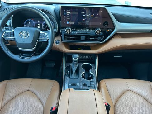 Used 2023 Toyota Highlander Platinum image 12